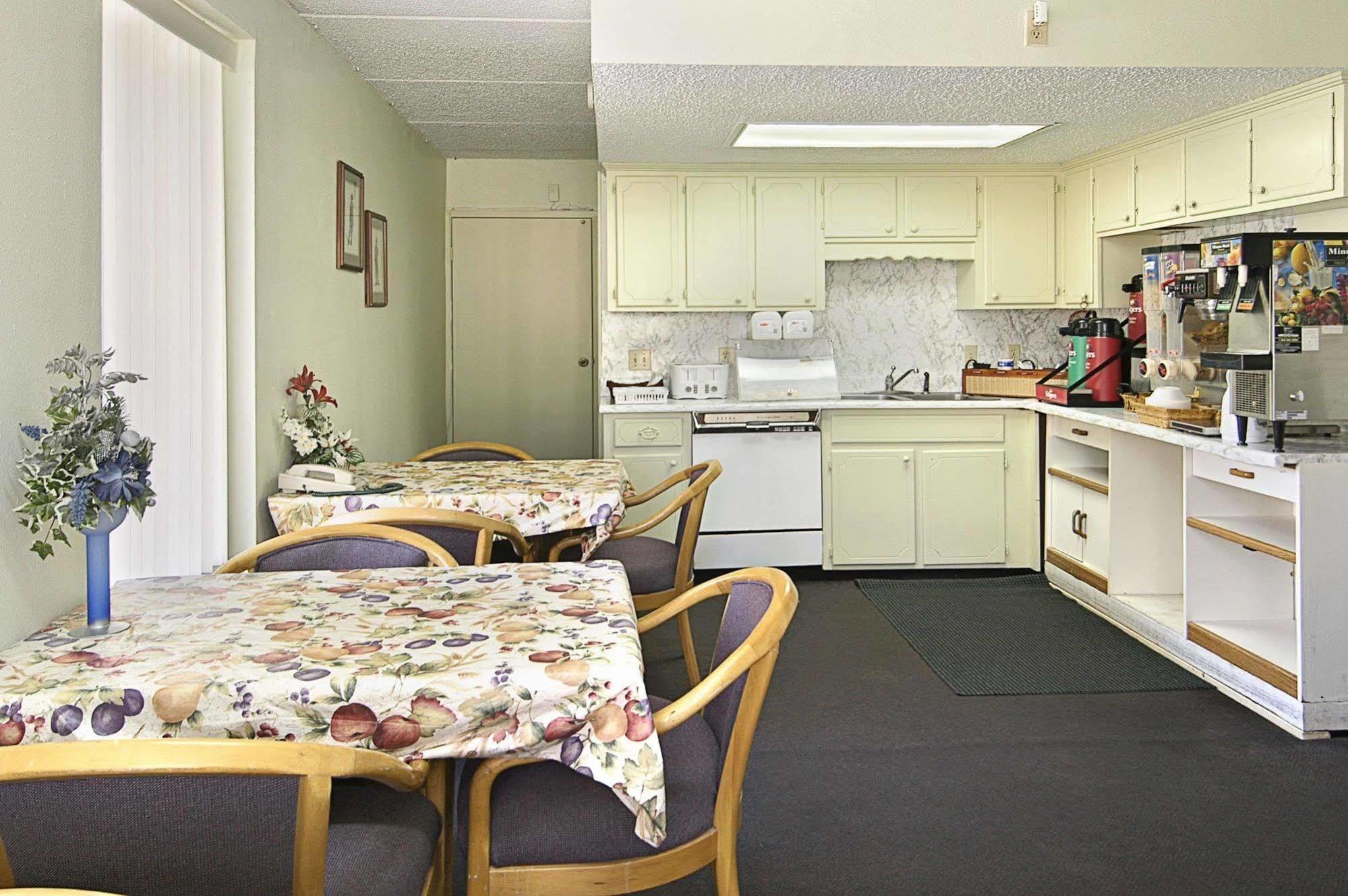 เดย์ อินน์ บาย วินด์แฮม เฮอริเคน มิลส์ Hurricane Mills ร้านอาหาร รูปภาพ